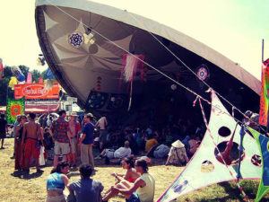 Glade 2005 Dance Stage (176)